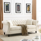 Canapé 3 places Chesterfield en velours beige, accoudoirs arrondis, garniture cloutée, structure en bois