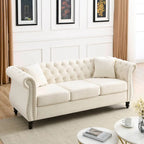 Canapé 3 places Chesterfield en velours beige, accoudoirs arrondis, garniture cloutée, structure en bois