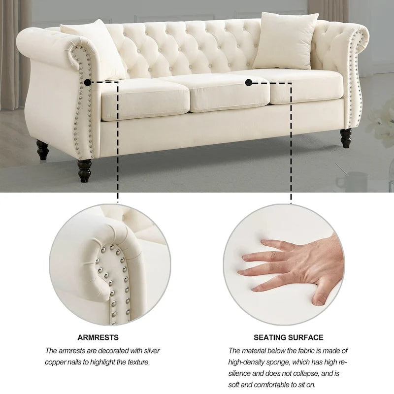 Canapé 3 places Chesterfield en velours beige, accoudoirs arrondis, garniture cloutée, structure en bois