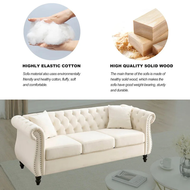 Canapé 3 places Chesterfield en velours beige, accoudoirs arrondis, garniture cloutée, structure en bois