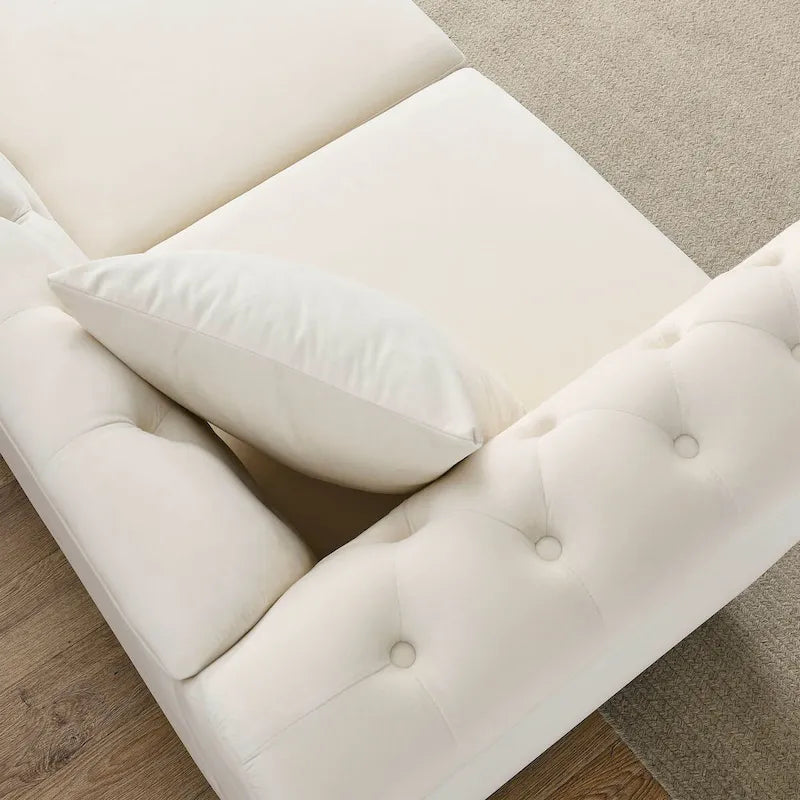 Canapé 3 places Chesterfield en velours beige, accoudoirs arrondis, garniture cloutée, structure en bois