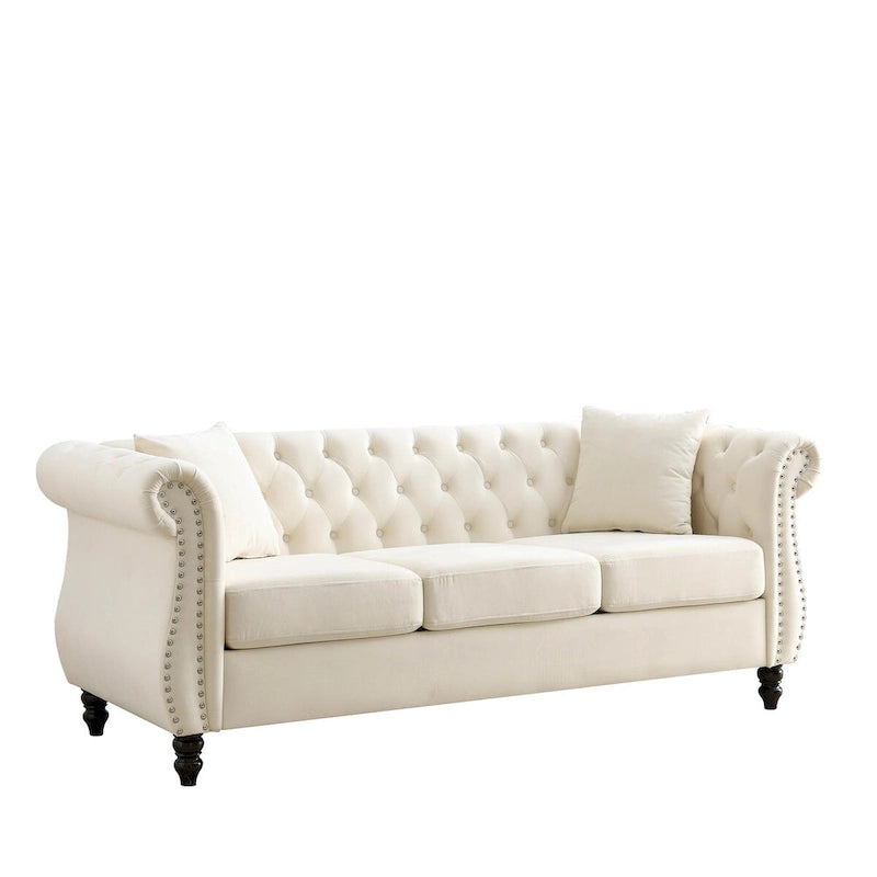 Canapé 3 places Chesterfield en velours beige, accoudoirs arrondis, garniture cloutée, structure en bois