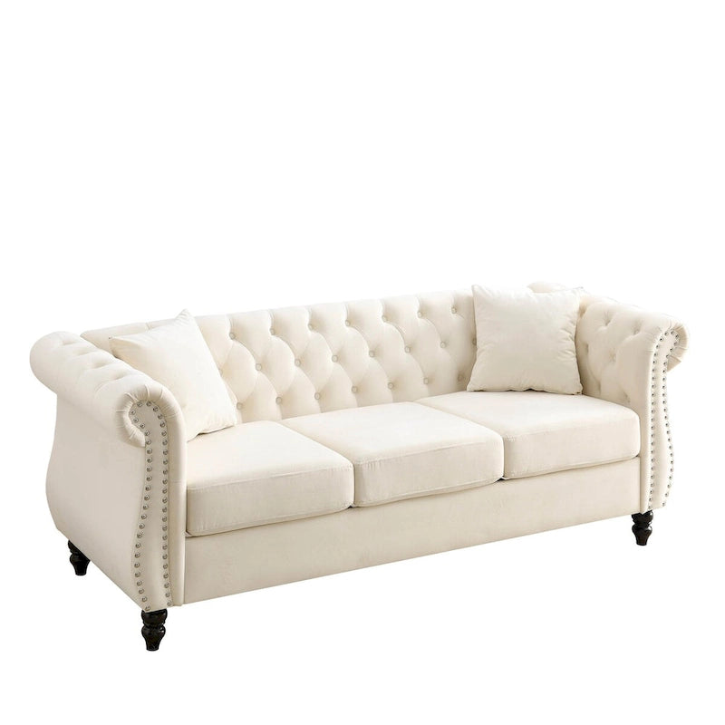 Canapé 3 places Chesterfield en velours beige, accoudoirs arrondis, garniture cloutée, structure en bois